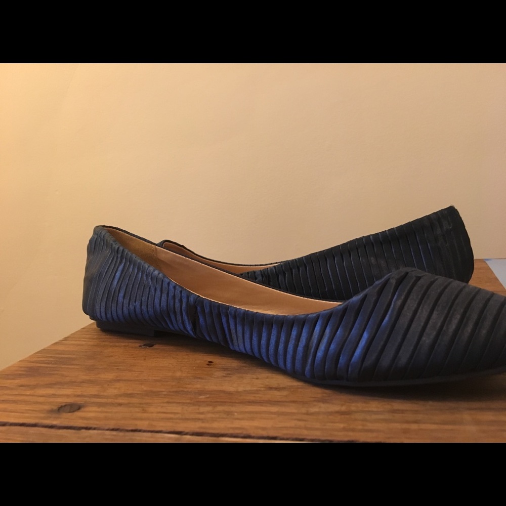 Kimchi Blue never worn Navy Satin-y flats